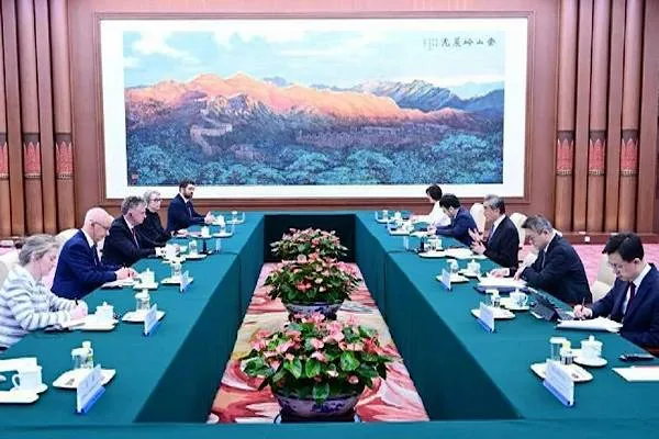 ואנג נפגש עם פאוול, יועץ הביטחון הלאומי של סטארמר