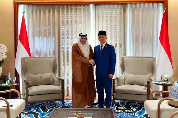 سفير قطر الدوسري يلتقي وزير الخارجية الإندونيسي سوغيونو