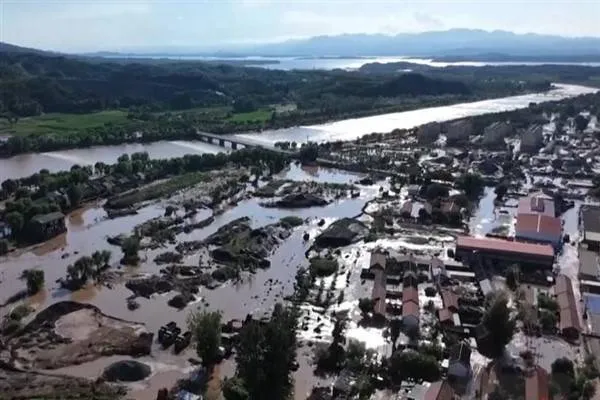 בייג'ינג הכריזה על רמת התרעה הגבוהה ביותר בחמישה אזורים בשל גשמים עזים