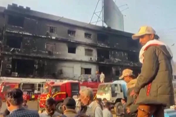 El número de muertos por el incendio en Pakistán asciende a 60