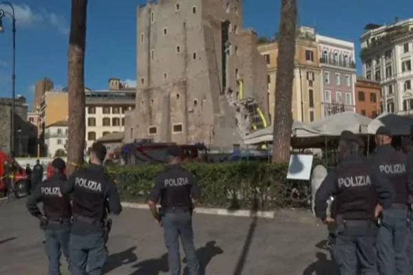 O parte a unui turn medieval din Roma s-a prăbușit în timpul renovării