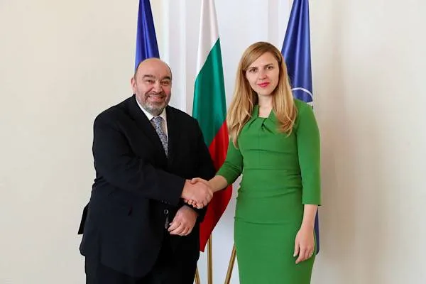 Petrova u takua me ambasadorin e Greqisë në Bullgari, Liberopoulos