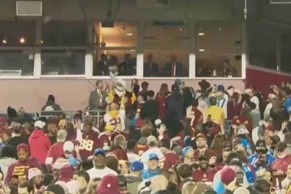 דונלד טראמפ התקבל בתשואות ובשריקות בוז במשחק NFL