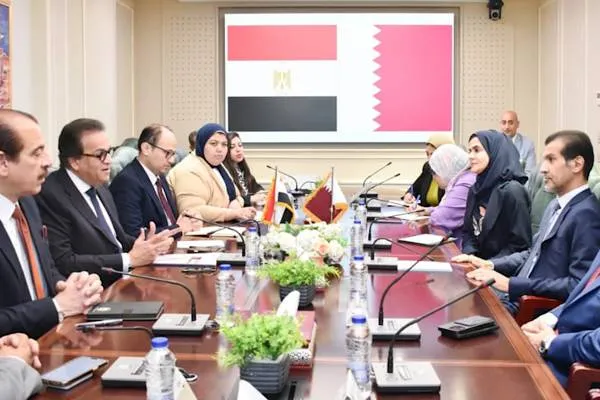 エジプトの保健相と人間開発相がカタール大使と会談