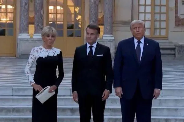 Macron ha accolto Trump al Palazzo di Versailles