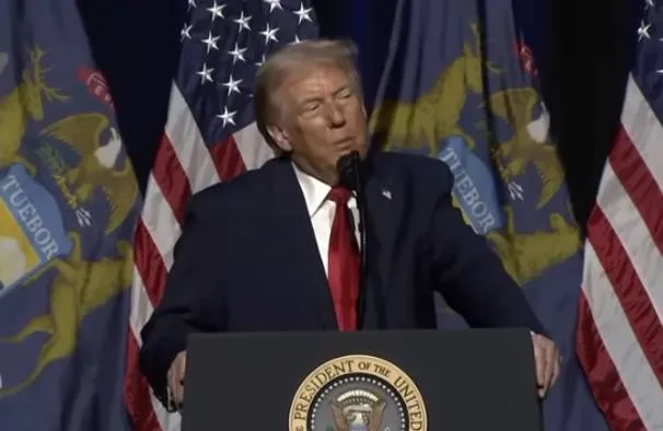 Trump, tevî ku li welêtê lohêşiya bi lêçûnên jiyanê heye, di aboriyê Amerîkayê de serkeftinê ragihand