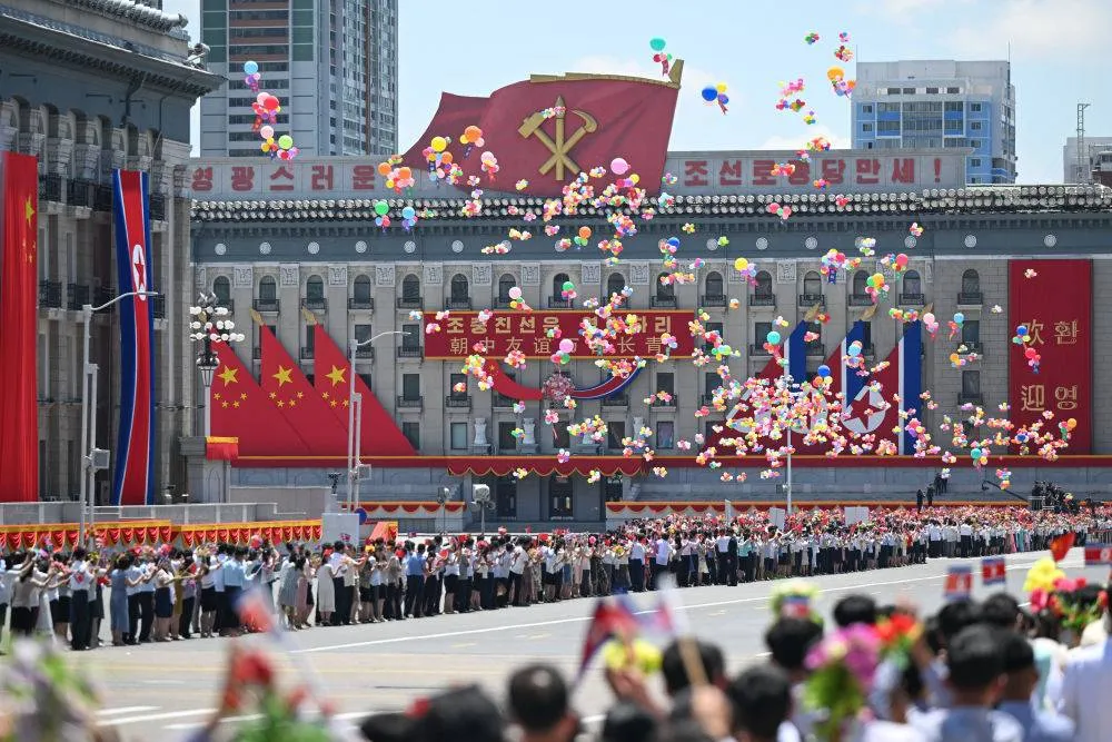 Xi Jinping bi merasîmek fermî ji aliyê Kim Jong Un ve hat pêşwazîkirin