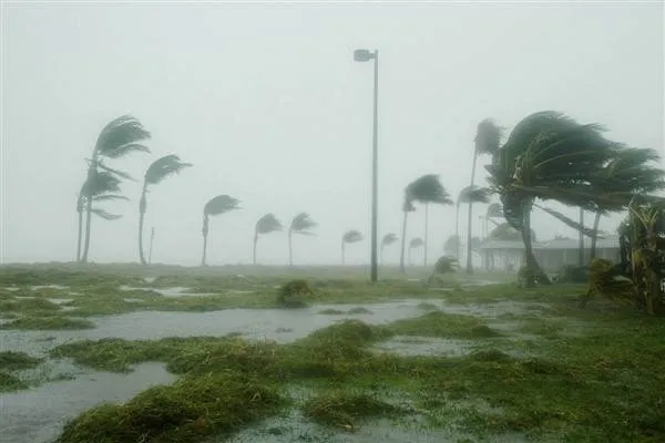 El primer ministro de Irlanda, Harris, emite una advertencia por la tormenta Bert esperada este fin de semana