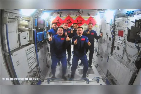 Tres Taikonautas a Bordo de Shenzhou-17 Ingresan a la Estación Espacial China
