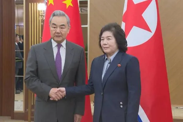 中国外交部长王毅与朝鲜外相崔善姬举行会晤