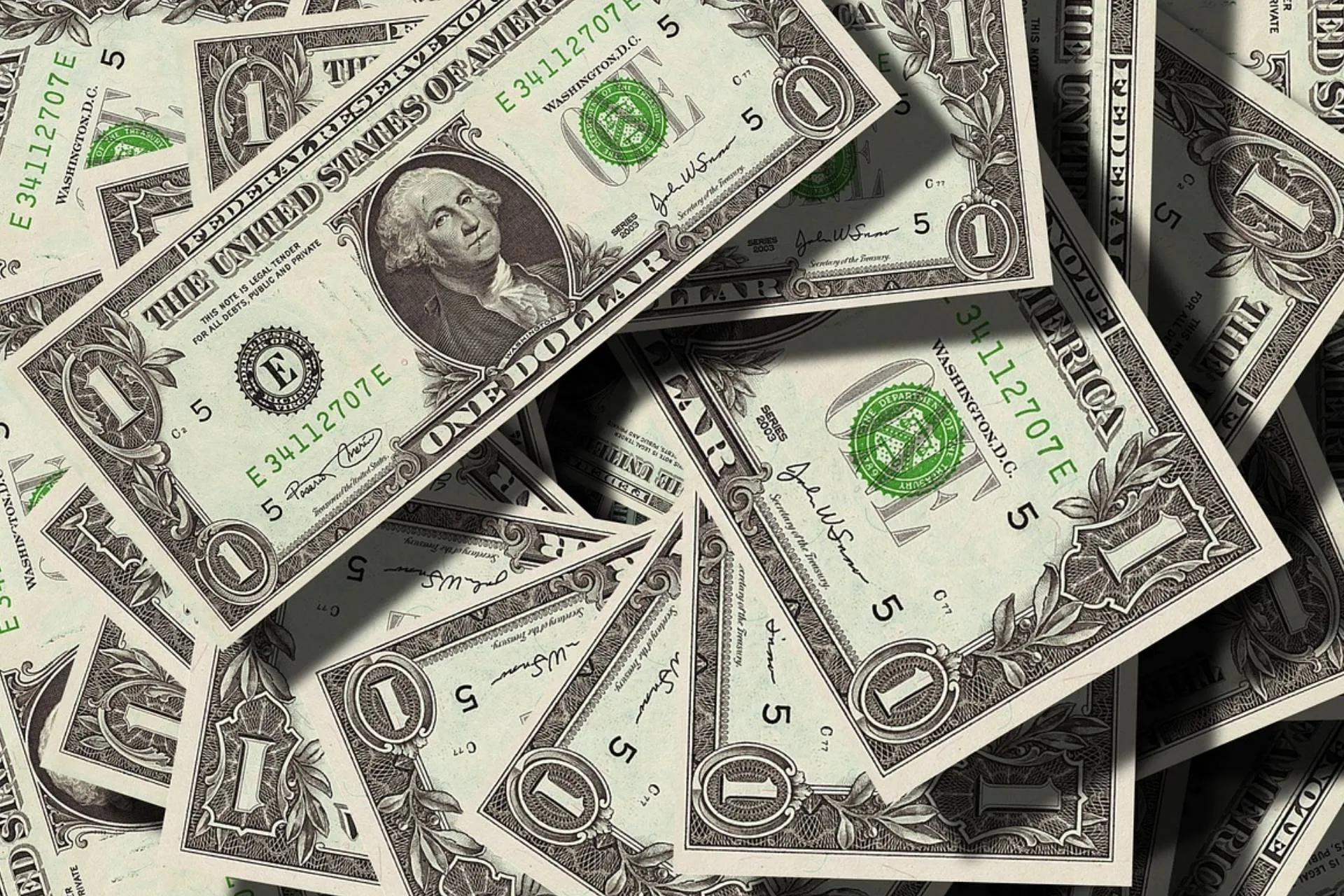 Dollar loses ground against Japanese yen and Canadian dollar