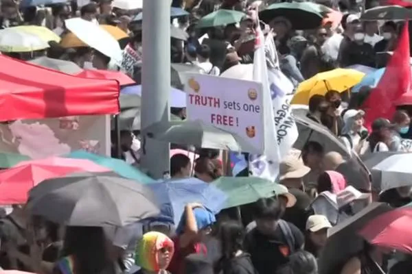 菲律宾年轻人的愤怒正在扩大：数十万人走上街头