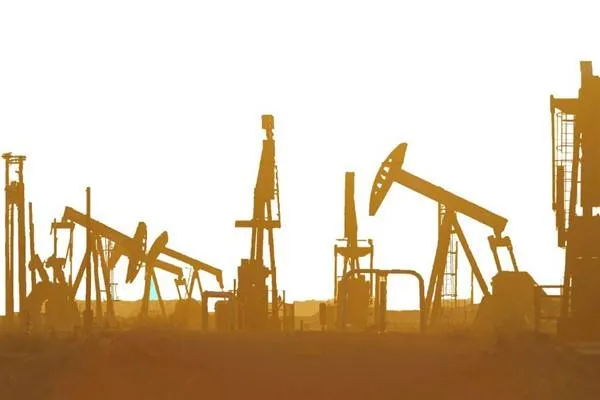 Öl fällt, Erdgas steigt auf den Energiemärkten