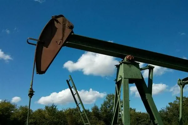 Цените на петрола се понижиха, природният газ поскъпна
