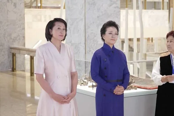 彭丽媛与扎帕罗娃参观吉尔吉斯斯坦国家历史博物馆
