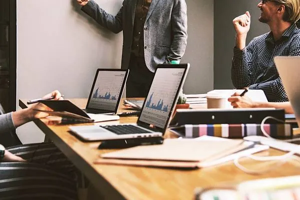 Отслабването на очакванията за понижение на лихвите от Фед оказва натиск надолу върху златото