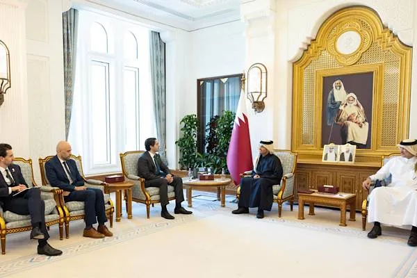 رئيس وزراء قطر ووزير الخارجية آل ثاني يلتقي الرئيس التنفيذي لمؤسسة تمويل التنمية الدولية الأمريكية بلاك
