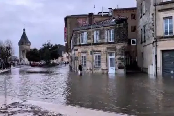 Nell’ovest della Francia le inondazioni si aggravano dopo 35 giorni di pioggia