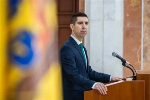 Popșoi bi Sekretê Parlamentoya Derve yê Kanada, Oliphant re civî bû