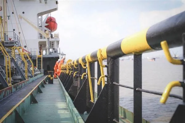 La marina francese ha fermato una petroliera russa della “flotta ombra”