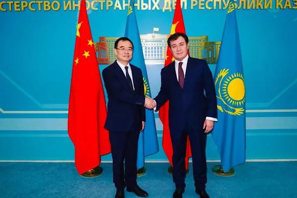 Il vice ministro degli Esteri del Kazakistan Bakayev ha incontrato il suo omologo cinese Liu