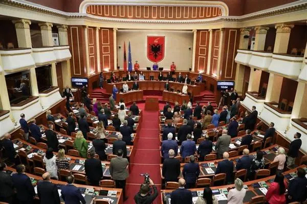 Di Albanya de “Yasa ya Weşandinê ya Cinsiyetê” hem pejirandin hem jî rexne hat