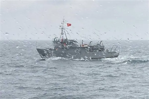 نیروهای دریایی دریای مرمره را برای حمایت از فعالیت‌های جستجو و نجات کشتی حامل پشتیبانی می‌کنند