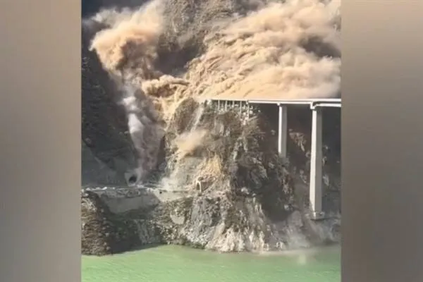 Neu eröffnete Brücke in China teilweise eingestürzt