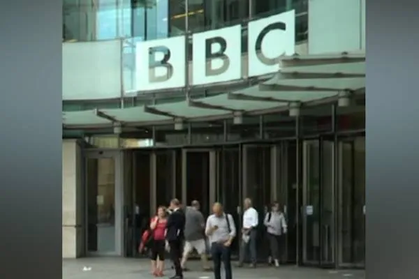 استقالة مسؤولين في «بي بي سي» بسبب فيلم وثائقي عن ترامب
