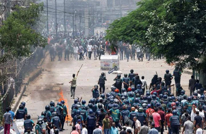 Полиции Бангладеш приказано стрелять на поражение во время комендантского часа