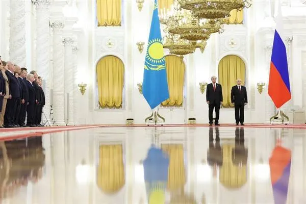 Serokê Qazaxistanê Tokayev di Rûsyayê de bi ceremoniyek fermî hat pêşwazkirin