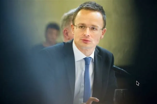 Szijjarto: Siyaseta derveyî ya bi ideolojiyê zêde ya Brukselê Ewropa dizileyî