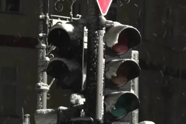 Grûpeke çepgir berpirsiyariya agiravêtina ku li Berlînê qutbûna elektrîkê çêkir stend