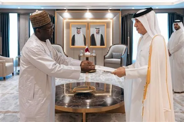 Al Muraikhi li serê xwe bi Ambasadora Komara Nîjerê, Madougou, re civî