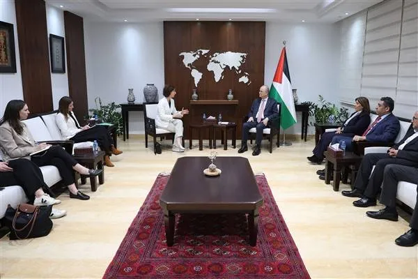 El primer ministro palestino Mustafa se reunió con la ministra británica de Desarrollo, Mujeres e Igualdad, Dodds