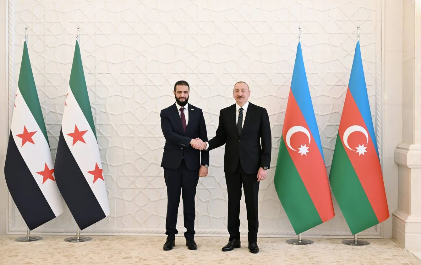 Aliyev se reunió con el presidente interino de la República Árabe Siria, al-Shara
