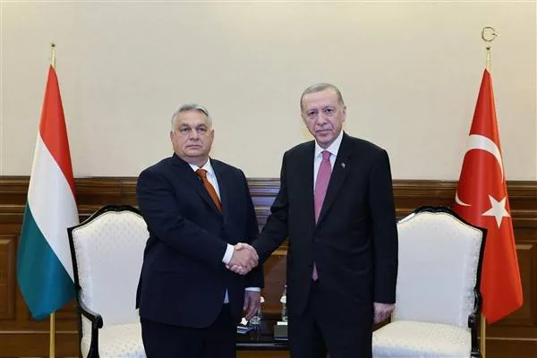 נשיא טאייפ ארדואן מתקבל עם ראש ממשלת הונגריה אורבן
