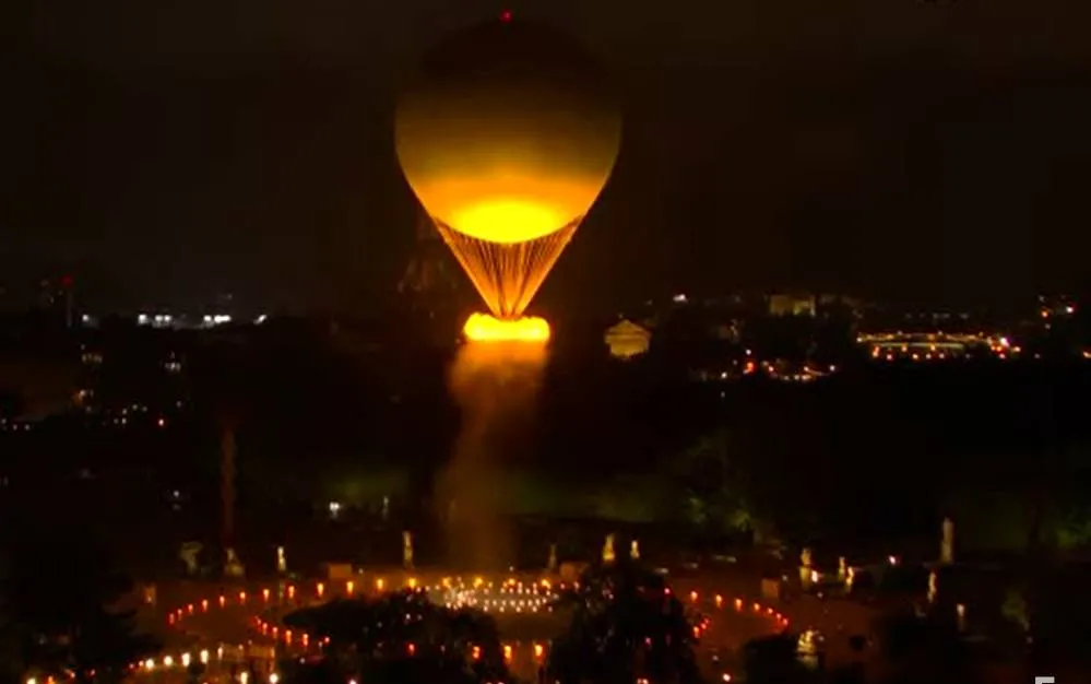 Flacăra olimpică a fost aprinsă într-o ceremonie grandioasă