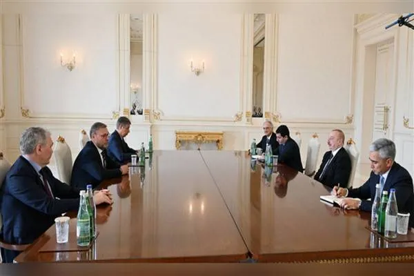 Presidenti i Azerbajxhanit, Aliyev, priti Kosaçovin dhe Kalaşnikovin