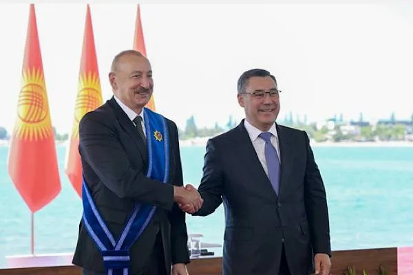 Azerbajdzsán és Kirgizisztán vezetői kölcsönösen állami kitüntetéseket adományoztak egymásnak