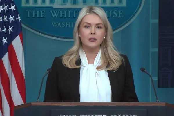 Leavitt: Trump afirmó que los petroleros que pasan por el Estrecho de Ormuz serán escoltados