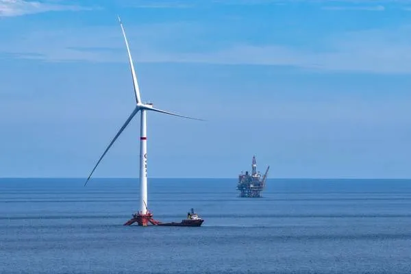 Platforma yekemîn a 16 megawatan a li ser avê ya cîhanê bi tora elektrîkê ve hate girêdan