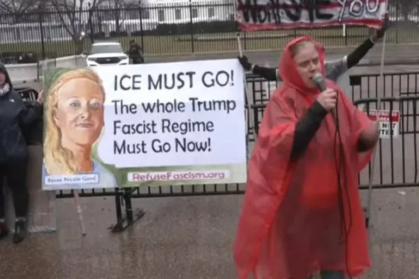 Grandi proteste negli Stati Uniti dopo l’uccisione di una donna da parte della polizia dell’immigrazione