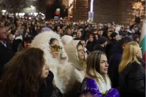 Di Sofya’yê de protestocular li hêzên polîsê dagir kirin