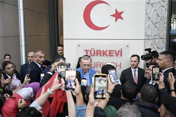 پذیرایی از رئیس‌جمهور اردوغان در مقابل ساختمان تورک‌اوی