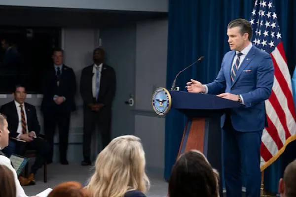 Hegseth: Me kujtimin tonë, ne ruajmë flakën e përjetshme që ata ndezën me çmimin e rinisë së tyre