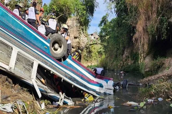 לפחות 54 הרוגים בתאונת אוטובוס שנפל מגשר בגואטמלה