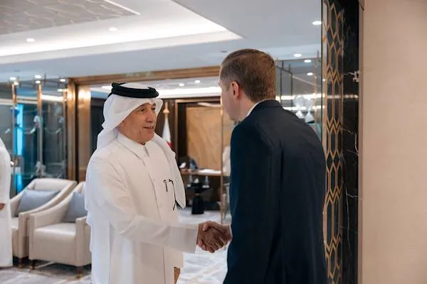 Al Muraikhi saluta l'incaricato d'affari ad interim dell'Ambasciata della Bielorussia Malafei