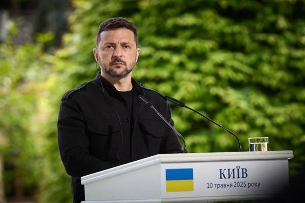 Zelensky: Centinaia di migliaia di famiglie in sette regioni sono ancora senza elettricità