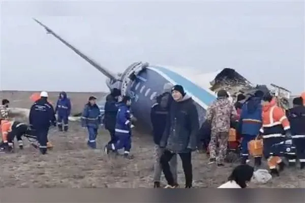 Un avión de Azerbaiyán se estrelló en Kazajistán, 28 personas sobrevivieron